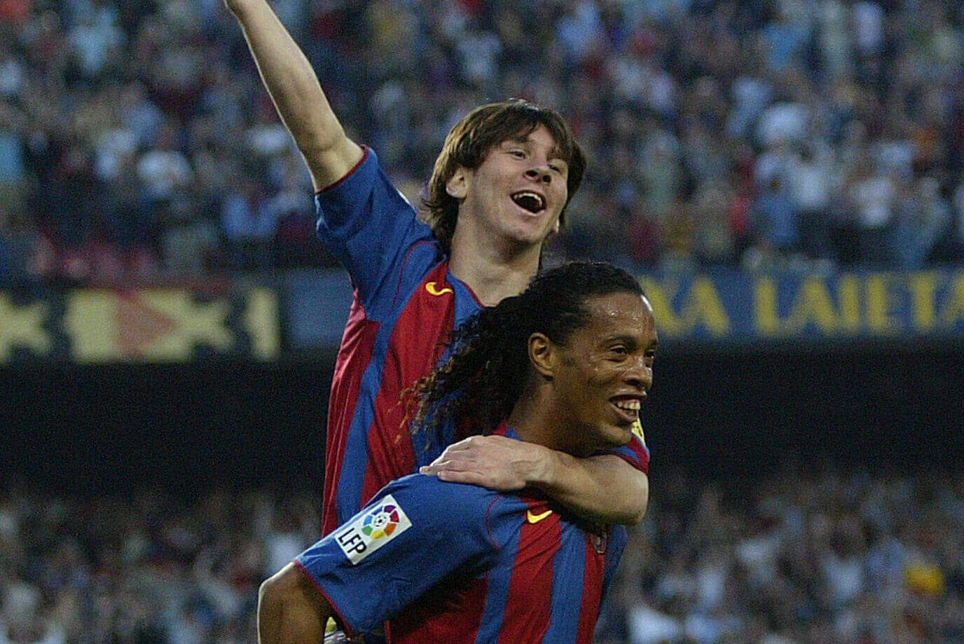 Messi célébrant sur les épaules de Ronaldinho au Camp Nou